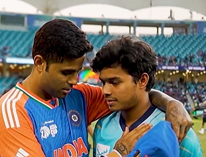 Asia Cup 2025: Heartwarming Moment Between Suryakumar Yadav & Dunith Wellalage Viral As Team India Captain Consoles Sri Lankan Youngster On His Father’s Demise; Video