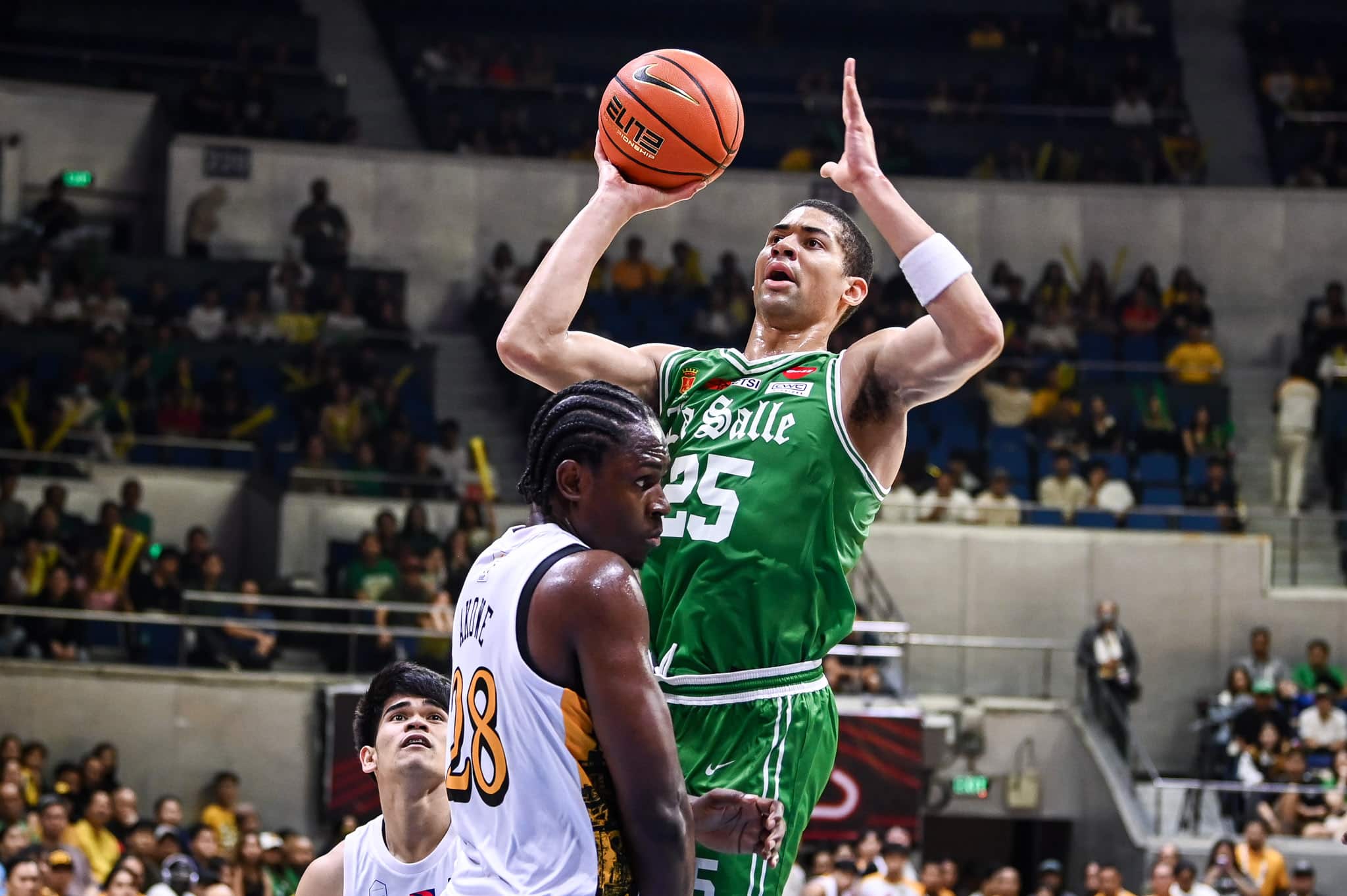UAAP: UST’s Collins Akowe tips hat to Mike Phillips after duel
