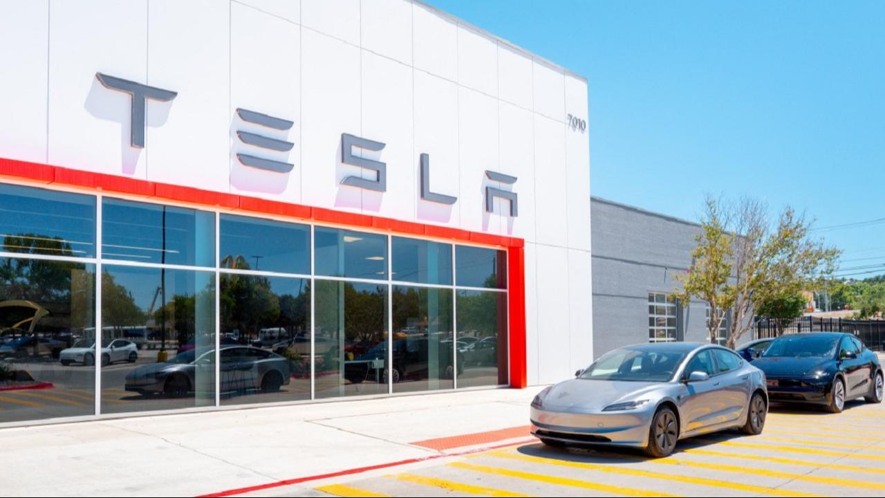 Parents of two students claim Tesla design flaw trapped them in fatal fire