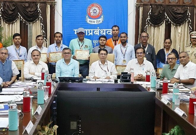 Central Railway Honours 11 Employees With Safety Awards For Exemplary Alertness And Dedication