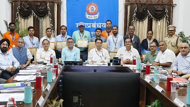 Central Railway Honours 11 Employees With Safety Awards For Exemplary Alertness And Dedication
