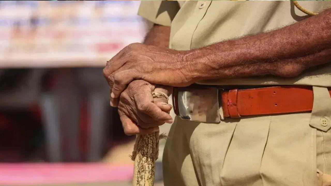 Inspector conducts baton-charge at Durga pandal in UP`s Ballia, gets dismissed