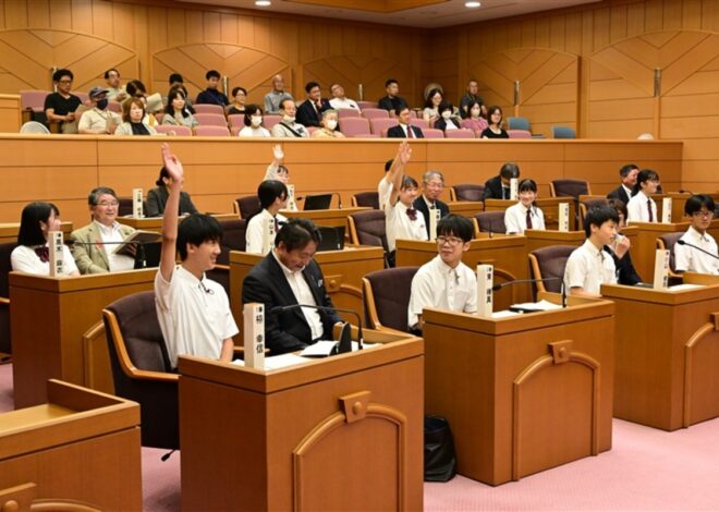 ［佐賀県］基山中3年生　白熱議会　町執行部と議員役に分かれ　「キングダム資料館」など議論