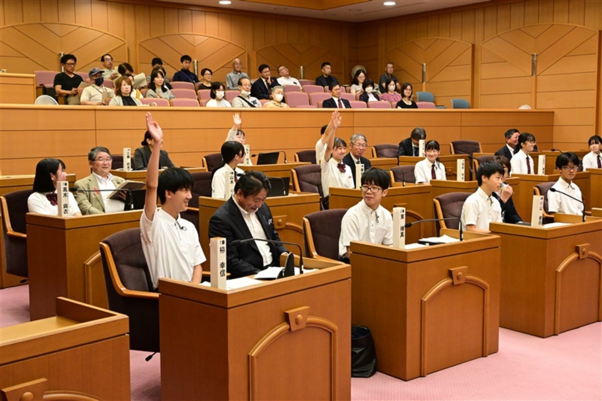 ［佐賀県］基山中3年生　白熱議会　町執行部と議員役に分かれ　「キングダム資料館」など議論