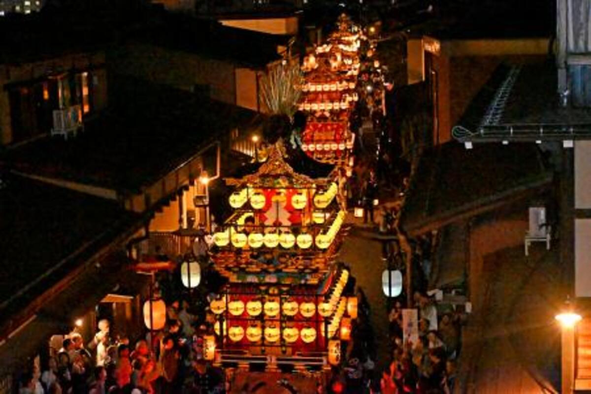 岐阜の高山祭開幕、屋台繰り出し 城下町に百の光、秋夜照らす